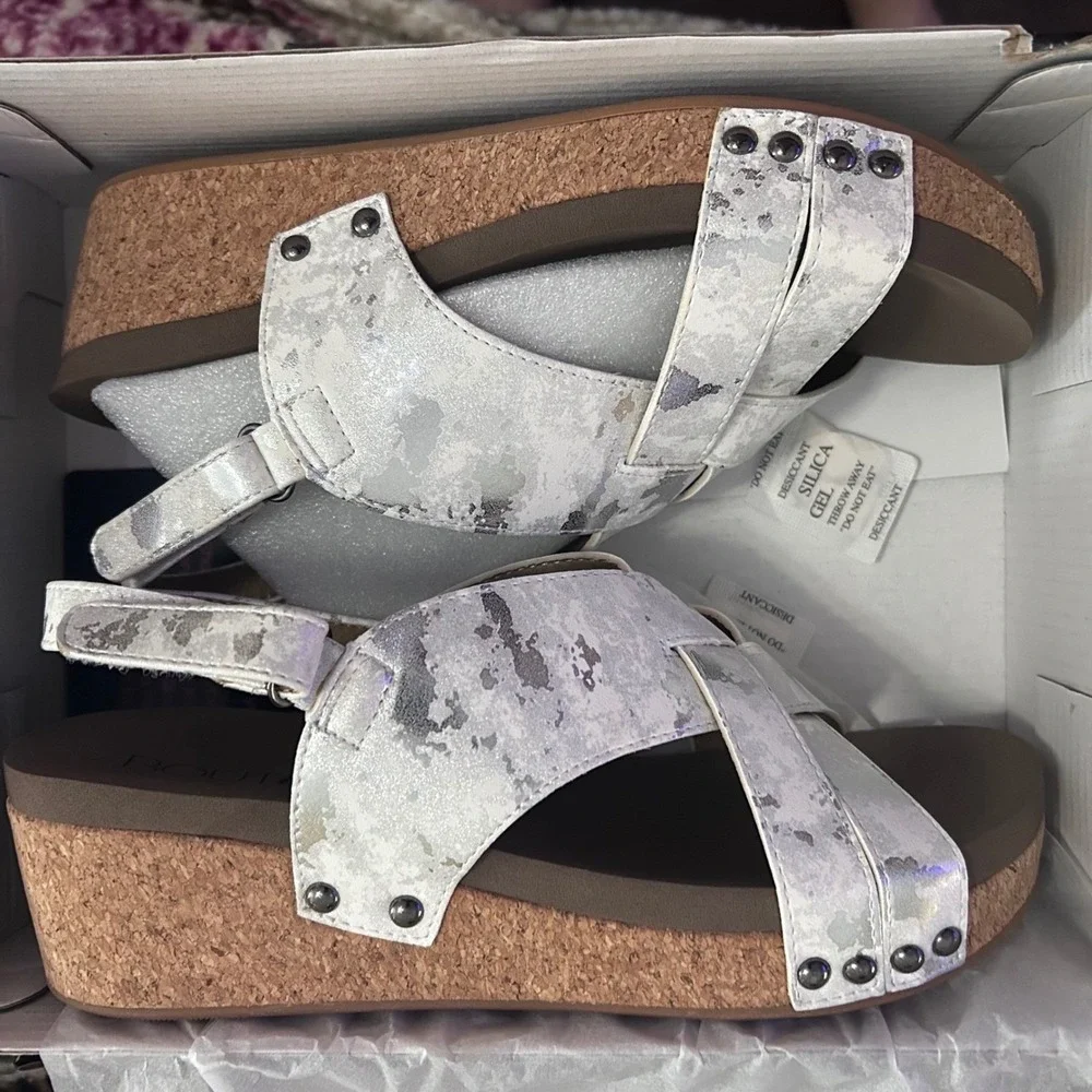Boutique by Corkys Wow Wedge Sandals Women‎ 9 White Silver Metallic Distressed